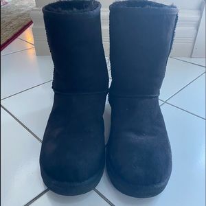 Short black UGG boots